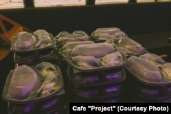 Їжу для білорусів у дорогу пакували в ланч-бокси