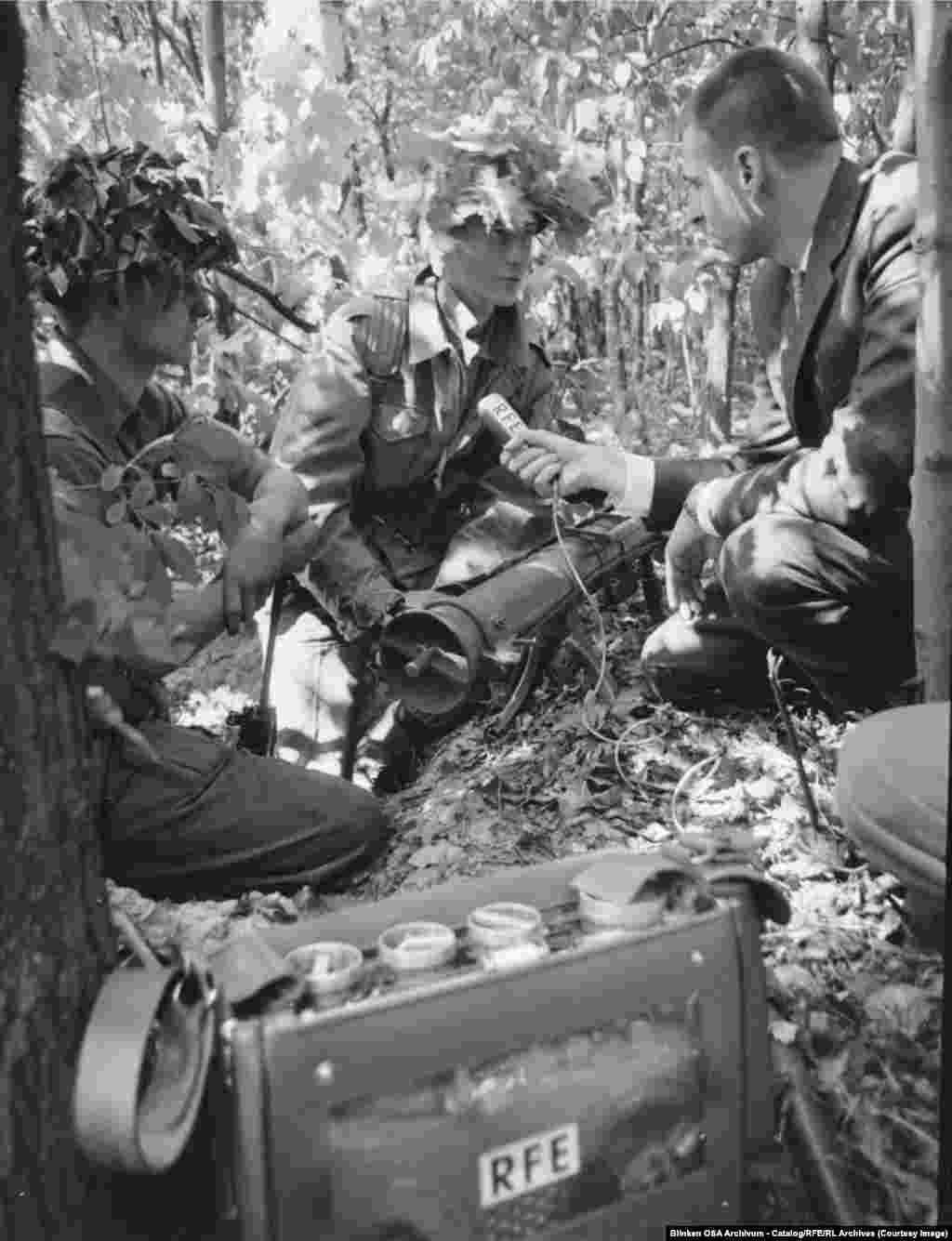 Берлинский корреспондент Радио Свободная Европа Том Бодин беседует с американским солдатом во время совместных англо-американских учений в Грюневальдском лесу в Западном Берлине в 1964 году.Радио считалось идеальным средством для охвата аудитории, живущей в условиях репрессивных режимов, отчасти потому, что оно не оставляло никаких компрометирующих следов. Слушатели могли настроиться на передачу, а затем просто переключиться на другую частоту.