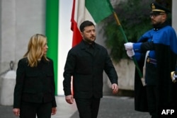 Прем'єрка Італії Джорджія Мелоні вітає президента України Володимира Зеленського у Палаццо Кіджі перед їхньою зустріччю в Римі 9 грудня 2025 року