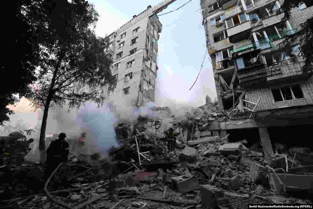 В результате попадания ракеты в жилой дом в Соломенском районе Киева обрушился целый подъезд