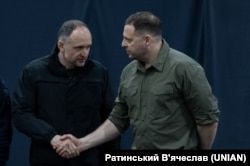 Заступник голови Офісу Президента Олег Татаров та керівник Офісу Президента Андрій Єрмак під час випуску курсантів закладів вищої освіти системи МВС у Києві, 12 квітня 2023 року