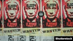 Плакати на Берлінській стіні із зображенням президента Росії Володимира Путіна та написом «кривавий Володимир». Берлін, 2018 року 