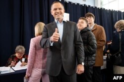 Candidatul independent Karol Nawrocki, susținut de partidul de dreapta Lege și Justiție (PiS), la o secție de votare din Gdansk, pe 18 mai.