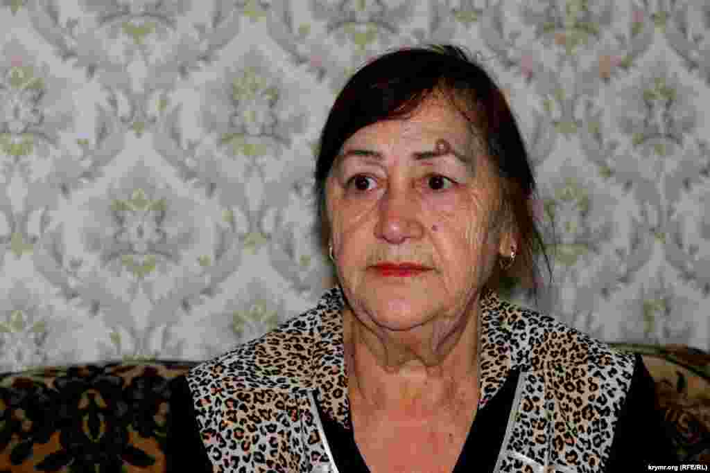 На момент депортації Зумріє Мухтаровій було всього чотири роки. В її родині було 7 дітей. Вона мало що пам'ятає про шляхи на чужину &ndash;&nbsp;тільки страх голоду під час 18-денної дороги. На фото &ndash;&nbsp;Зумріє в 2014 році