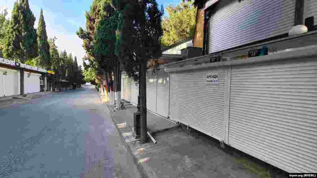 Большинство объектов на Кипарисовой аллее в Судаке пока закрыты