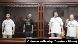 Ленур Халілов (праворуч) та інші учасники «алуштинської групи Хізб ут-Тахрір» у суді в російському Ростові-на-Дону. РФ, 2021 рік