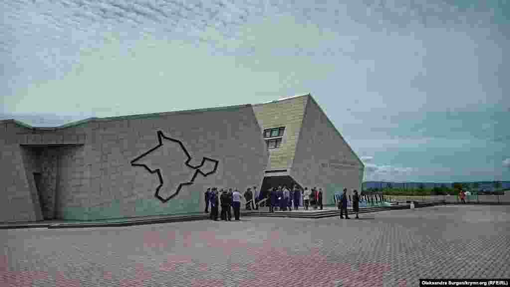 Напередодні 18 травня комплекс відвідали представники місцевої російської влади з перевіркою готовності об'єкта. Спочатку меморіалом займалася казанська фірма &laquo;СтройКомТех&raquo;. Терміни здачі об'єкта переносилися тричі, причинами називали недофінансування і завершення термінів банківських гарантій