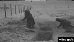 Пленные роют могилы в лагере