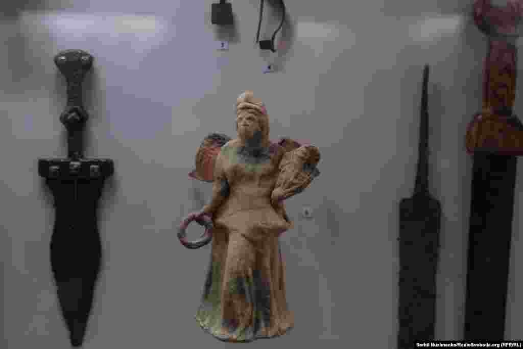 Богиня победы Ника. Терракота, II в. до н. э. – II в. н. э. Во время досудебного расследования бывший народный избранник заключил соглашение о признании виновности и согласился передать государству всю свою коллекцию, даже экспонаты, которые не были обнаружены во время обысков