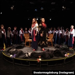 Виступ хору під час вистави