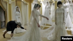 Примерка свадебного платья в салоне. Грозный. Март 2011 года 