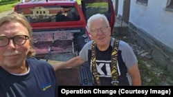 Рибальські сітки готують до відправки на фронт до України. Швеція