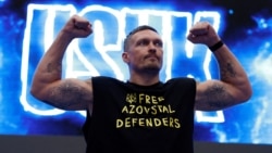 Олександр Усик під час тренування у футболці з написом «Звільніть захисників Азовсталі»