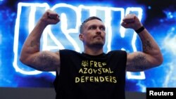 Олександр Усик під час тренування у футболці з написом «Звільніть захисників Азовсталі»