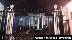 На посла Росії у Польщі обмеження не поширюватимуться. На архівному фото – будівля посольства РФ у Варшаві