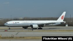 Севший в Нижневартовске Boeing 777 авиакомпании Air China в аэропорту Пекина, архивное фото