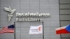Прапори майорять перед штаб-квартирою Радіо Вільна Європа/Радіо Свобода. Прага, Чехія
