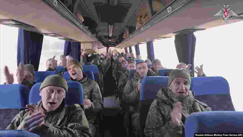 Группа российских солдат после освобождения Украиной 19 марта