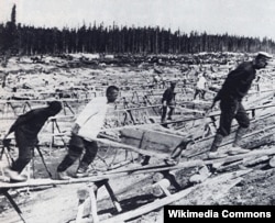 Використання в’язнів для найважчої ручної роботи під час спорудження Біломорсько-Балтійський каналу – Біломорканалу. ГУЛАГ.