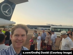 Europarlamentarul ceh Ondřej Dostál, într-o fotografie postată de el pe X, cu explicația că i s-a interzis accesul în R. Moldova, fiind întors de pe aeroportul Chișinău.