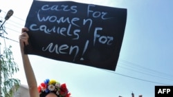 Активистки на движењето ФЕМЕН на протест пред амбасадата на Саудиска Арабија во Киев на 16 јуни 2011 година.