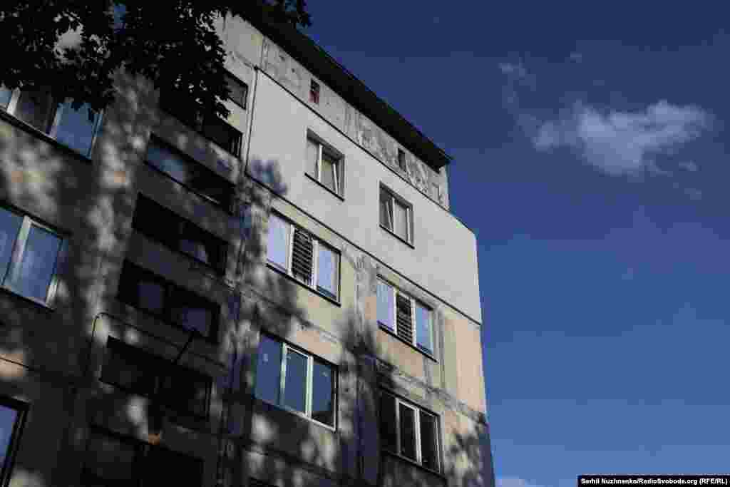 У місті не працює жодна аптека. Продовжують працювати декілька невеликих крамниць і кавʼярня. Місто майже порожнє, ходити по відкритій місцевості вкрай небезпечно, через засилля російських дронів FPV, якими армія РФ атакує місто та його жителів