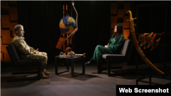 Умбон – це металева накладка, найчастіше напівсферичної форми, яка кріпилася в центрі щита. Його основна функція – захист кисті руки воїна від ударів, які могли б пробити щит