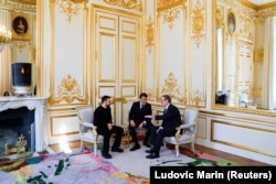 Владимир Зеленский, Эммануэль Макрон и Кир Стармер во время встречи в Елисейском дворце перед саммитом «Коалиции решительных». Париж, 27 марта 2025 года