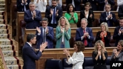 Pedro Sanchez, premierul Spaniei (stânga, jos), aplaudând în parlamentul de la Madrid la 22 mai, când a fost aprobată de deputați recunoașterea statului palestinian.
