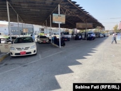 Parcarea de unde pleacă mașinile din Erbil spre Sulaymaniyah, Irak, 2021.