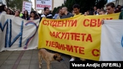 Ne tako mnogobrojni protesti zbog stanja na univerzitetima, do sada nisu imali posebnog efekta (na fotografiji jedan od protesta u Beogradu) 