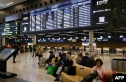 Пассажиры в аэропорту Вильнюса 28 октября 2025 года. Из-за воздушных шаров его работу временно останавливали, что повлияло на 47 рейсов и более 7 тысяч пассажиров