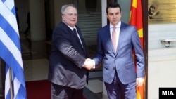 Архивска фотографија: Средба на министрите за надворешни работи на Македонија и Грција, Никола Попоски и Никос Коѕијас во Скопје. 