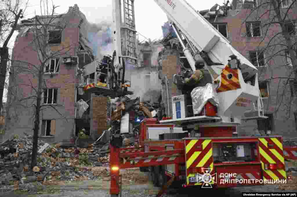 Унаслідок влучання російської ракети в житловий п&rsquo;ятиповерховий будинок був зруйнований цілий під'їзд, Кривий Ріг, 11 листопада 2024 року