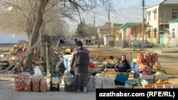 Aşgabatdaky "köçe bazarlarynyň" biri 