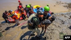 امدادگران در حال انتقال یک روستایی به نزدیک‌ترین بیمارستان در استان آچه، ۲۹ نوامبر ۲۰۲۵، اندونزی