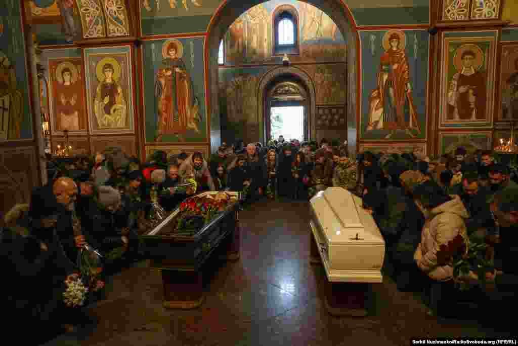 Прощання з загиблими військовими Артуром Вільчинським на псевдо «Промінь» та Мирославою Копчею на псевдо «Акіра» у Михайлівському Золотоверхому соборі в Києві. 28 листопада 2025 року