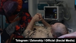 Медики надають допомогу після обміну військовополоненими. 15 січня 2025 року