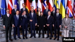 عکس دسته‌جمعی رهبران اروپایی با تیم آمریکایی مذاکره‌کننده برای پایان جنگ در اوکراین