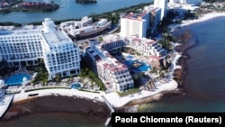 Мексика, де щороку проводять відпустки мільйони американців, за словами співрозмовників видання, має хороші можливості як база для зустрічі з агентами, що працюють у Сполучених Штатах