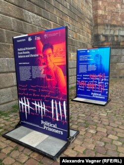 Стенды, рассказывающие о заключении Арсения Турбина и Надин Гейслер