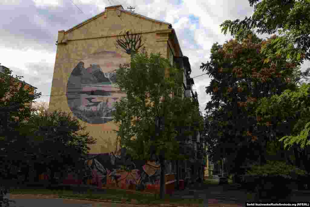 Мурал «Чавун і лотос» із зображенням гірського озера на одній з вулиць у центрі Краматорська. У 2019 році на вулиці Марата художники намалювали декілька муралів