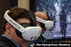 Відвідувачі випробовують систему Palantir Maven Smart під час виставки Defence Security Equipment International (DSEI) Japan у Makuhari Messe в Чібі, на схід від Токіо, Японія, 21 травня 2025 року