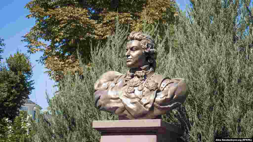 Бюст военачальника Григория Потемкина. Во вторую годовщину аннексии Крыма в Симферополе установили бюст Григория Потемкина. Известно, что этот российский политический деятель реализовал проект захвата Крыма Российской империей. За это Потемкин получил титул &laquo;князя Таврического&raquo;