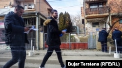 Građani koji podnose zahtjev za vizu u njemačkoj ambasadi u Prištini, Kosovo