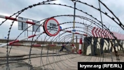 Колючая проволока на админгранице между Крымом и Херсонской областью, архивное фото