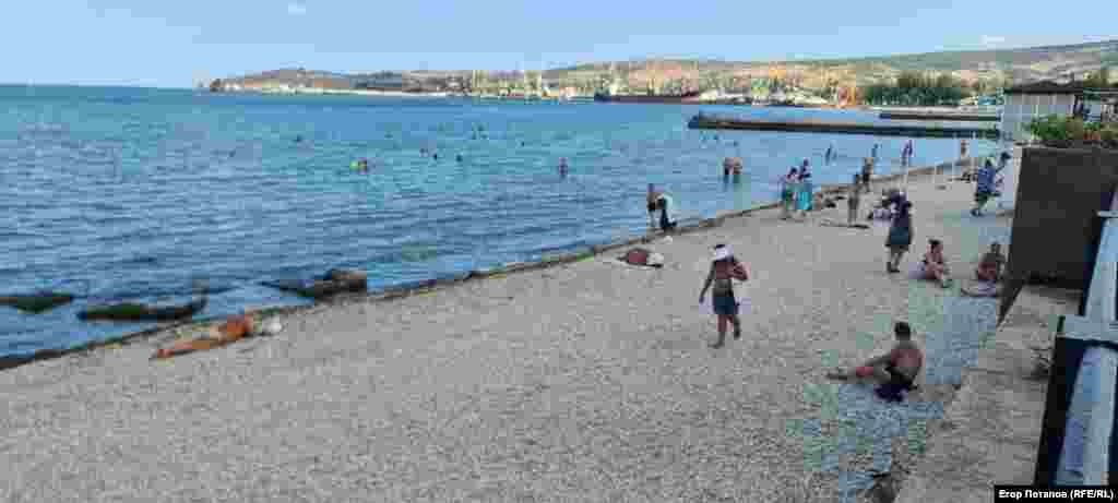 Малолюдные пляжи в Феодосии этим летом