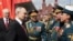 Na fotografiji koju je distribuirala ruska državna agencija Sputnjik, ruski predsjednik Vladimir Putin pozdravlja vojne komandante nakon vojne parade povodom Dana pobjede na Crvenom trgu u Moskvi 9. maja