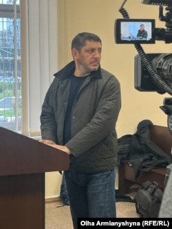 Юсуф Мамешев, свідок у справі детектива НАБУ Руслана Магамедрасулова дає свідчення у залі суду. Засідання із обрання запобіжного заходу Магамедрасулову, 17 жовтня 2025 року