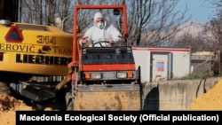 Подготвителната фаза за чистењето на малата депонија со линдан во фабриката ОХИС во Скопје. Извор МЕД.